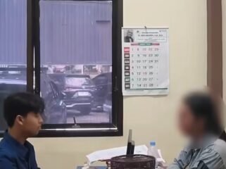 Polisi sedang memberkas seorang perempuan yang diduga pelaku live mesum dari rumah kos Genengan, Pulolor, Jombang. Foto: ist
