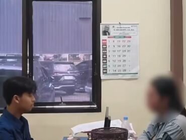Polisi sedang memberkas seorang perempuan yang diduga pelaku live mesum dari rumah kos Genengan, Pulolor, Jombang. Foto: ist