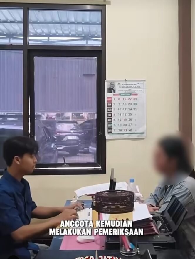 
					Polisi sedang memberkas seorang perempuan yang diduga pelaku live mesum dari rumah kos Genengan, Pulolor, Jombang. Foto: ist