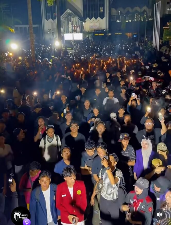 
					Massa dari PMII Samarinda, melakukan aksi unjuk rasa hingga malam hari  untuk menemui gubernur Rudy Mas'ud dalam menyampaikan tuntutannya. Namun gubernur Kaltim itu malah menghilsn, Selasa 5 Mei 2026. Foto: instagram@mahasiswa.id