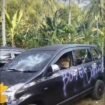Sedikitnya 6 unit mobil, jadi barang bukti aksi pengeroyokan di pantai Wediawu, Malang Selatan, Selasa, 5 Mei 2026. Sehari kenudian, polisi memeriksa 69 korban pengeroyokan dengan test urine. Hasilnya 31 di antaranya dinyatakan positif menggunakan narkoba. Kasusnya korban ini jadi pesakitan BNN. Foto: Instagram@tugumalang.id