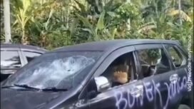 Sedikitnya 6 unit mobil, jadi barang bukti aksi pengeroyokan di pantai Wediawu, Malang Selatan, Selasa, 5 Mei 2026. Sehari kenudian, polisi memeriksa 69 korban pengeroyokan dengan test urine. Hasilnya 31 di antaranya dinyatakan positif menggunakan narkoba. Kasusnya korban ini jadi pesakitan BNN. Foto: Instagram@tugumalang.id