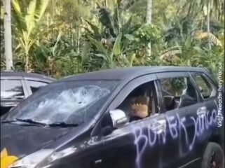 Sedikitnya 6 unit mobil, jadi barang bukti aksi pengeroyokan di pantai Wediawu, Malang Selatan, Selasa, 5 Mei 2026. Sehari kenudian, polisi memeriksa 69 korban pengeroyokan dengan test urine. Hasilnya 31 di antaranya dinyatakan positif menggunakan narkoba. Kasusnya korban ini jadi pesakitan BNN. Foto: Instagram@tugumalang.id
