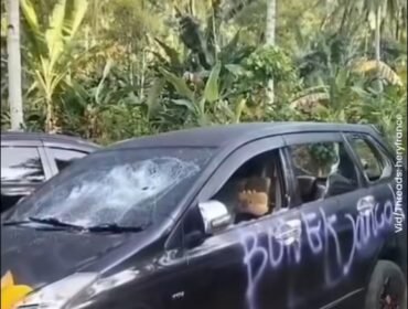 Sedikitnya 6 unit mobil, jadi barang bukti aksi pengeroyokan di pantai Wediawu, Malang Selatan, Selasa, 5 Mei 2026. Sehari kenudian, polisi memeriksa 69 korban pengeroyokan dengan test urine. Hasilnya 31 di antaranya dinyatakan positif menggunakan narkoba. Kasusnya korban ini jadi pesakitan BNN. Foto: Instagram@tugumalang.id