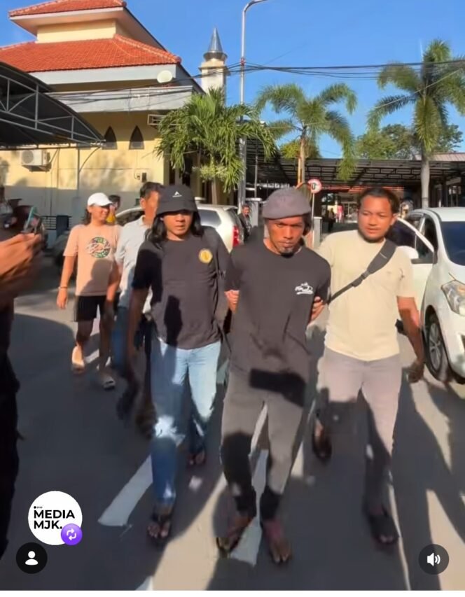 
					Inilah Satuan, 40, terduga pelaku yang membacok mertua dan istrinya di Puri, Mojokerto, Rabu 6 Mei 2026. Polisi berhasil meringkus pelaku yang melarilan diri ke Asemrowo, Surabaya. Foto: instagram