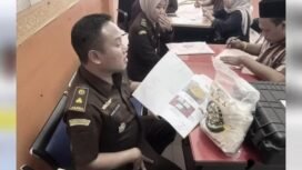 Diecky E, SH,  meneliti dan melakukan test kandungan barang bukti yang dikirim dari Polres Sampang, ternyata tidak mengandung bahan narkotika sama sekali. Padahal, disebutkan barabg bukti sabusabu 3,2 kg. Foto: instagram@kejaksaan_negeri_sampang