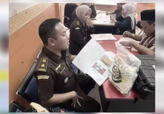 
					Diecky E, SH,  meneliti dan melakukan test kandungan barang bukti yang dikirim dari Polres Sampang, ternyata tidak mengandung bahan narkotika sama sekali. Padahal, disebutkan barabg bukti sabusabu 3,2 kg. Foto: instagram@kejaksaan_negeri_sampang