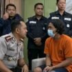Kapolres Mojokerto, AKBP Andi Yudha Pranata, melakukan dialog langsung dengan tersangka Satuan, 40, pelaku penikaman mertua hingga yewad, serta menganiaya istrinya hingga luka berat. Foto: kolase tangkap layar video instagram@polres_mojokerto