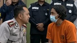 Kapolres Mojokerto, AKBP Andi Yudha Pranata, melakukan dialog langsung dengan tersangka Satuan, 40, pelaku penikaman mertua hingga yewad, serta menganiaya istrinya hingga luka berat. Foto: kolase tangkap layar video instagram@polres_mojokerto