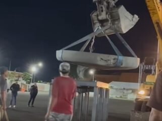 Inilah cobek rakasa yang dipesan khusus dari perajin cobek di Tulungagung, untuk acara Festival Rujak Uleg 2026, peringatan hari jadi kota Surabaya ke-733. Fito: ist