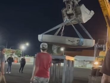 Inilah cobek rakasa yang dipesan khusus dari perajin cobek di Tulungagung, untuk acara Festival Rujak Uleg 2026, peringatan hari jadi kota Surabaya ke-733. Fito: ist
