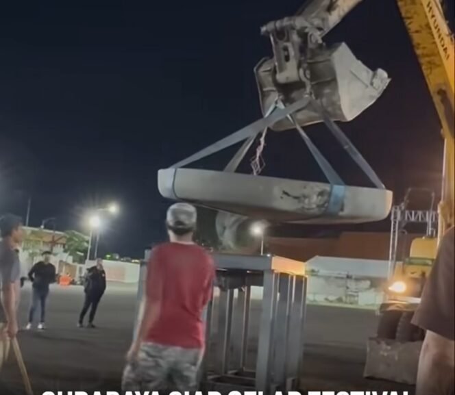 
					Inilah cobek rakasa yang dipesan khusus dari perajin cobek di Tulungagung, untuk acara Festival Rujak Uleg 2026, peringatan hari jadi kota Surabaya ke-733. Fito: ist