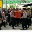 Jajaran polisi Polda Lampung melakukan prosesi pemakamam mendiang Brigpol Arya Supena yang gugur akibat ditembak pelaku ranmor, Sabtu pagi 9 Mei 2026. Foto: kolase