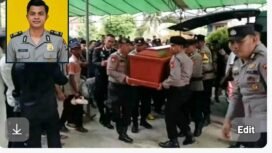 Jajaran polisi Polda Lampung melakukan prosesi pemakamam mendiang Brigpol Arya Supena yang gugur akibat ditembak pelaku ranmor, Sabtu pagi 9 Mei 2026. Foto: kolase