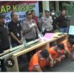Rayap besi di Surabaya sungguh luar biasa, tercata 128 besi penutup goronggorong hilang dicuri. Kapolrestabes Surabaya menilai bukan pencurian biasa. Foto: ist