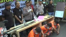 Rayap besi di Surabaya sungguh luar biasa, tercata 128 besi penutup goronggorong hilang dicuri. Kapolrestabes Surabaya menilai bukan pencurian biasa. Foto: ist