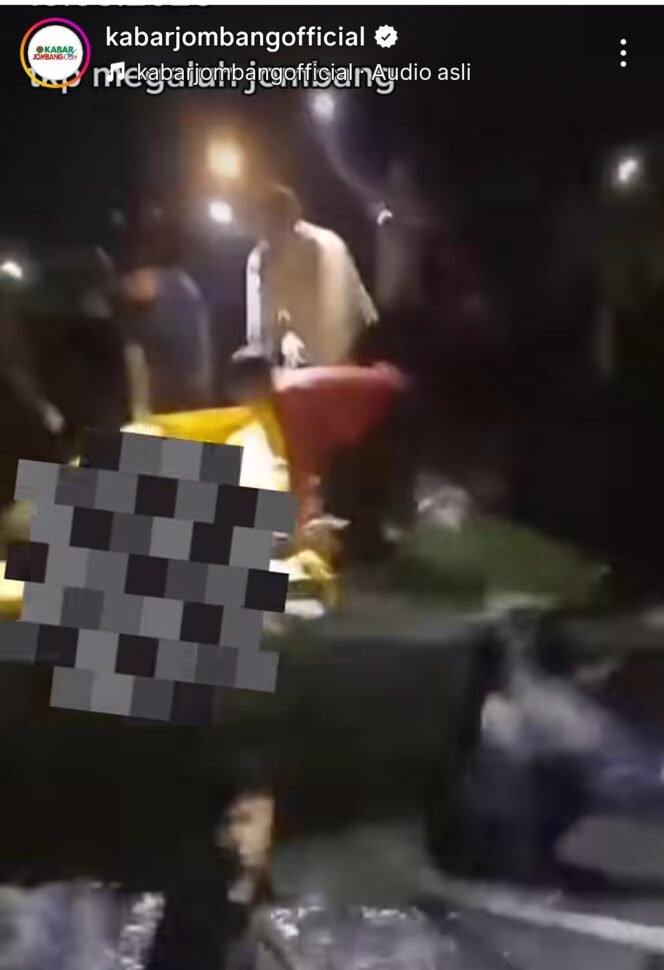 
					Petugas sedang melakukan evakuasi jasad korban di saluran irigasi Cangkringmalang, Megalih, Jombang. Warga setempat, diduga korban laka tunggal. Foto: ist