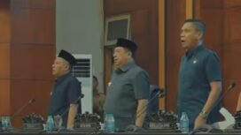 Bupati Jombang Warsubi beri jawaban atas pertanyaan anggota dewan dalam Rapat Paripurna pembahasan Raperda tentang Jasa Bangunan dan Rekonstruksi di gedung dewan, Senin, 11 Mei 2026.