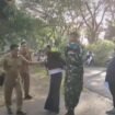 Petugas Babinsa Grati  Serda Johan Prayitno berhasil meringkus satu tersangka pelaku pencuri motor milik walimurid SDN 1 Kalipang, Grati, Pasuruan, Senin pagi, 11 Mei 2026. Foto: Instagram@medsozone