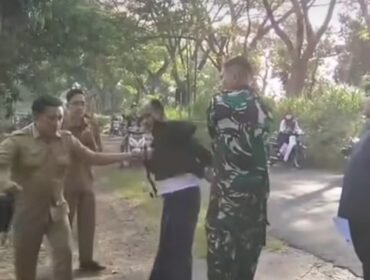 Petugas Babinsa Grati  Serda Johan Prayitno berhasil meringkus satu tersangka pelaku pencuri motor milik walimurid SDN 1 Kalipang, Grati, Pasuruan, Senin pagi, 11 Mei 2026. Foto: Instagram@medsozone