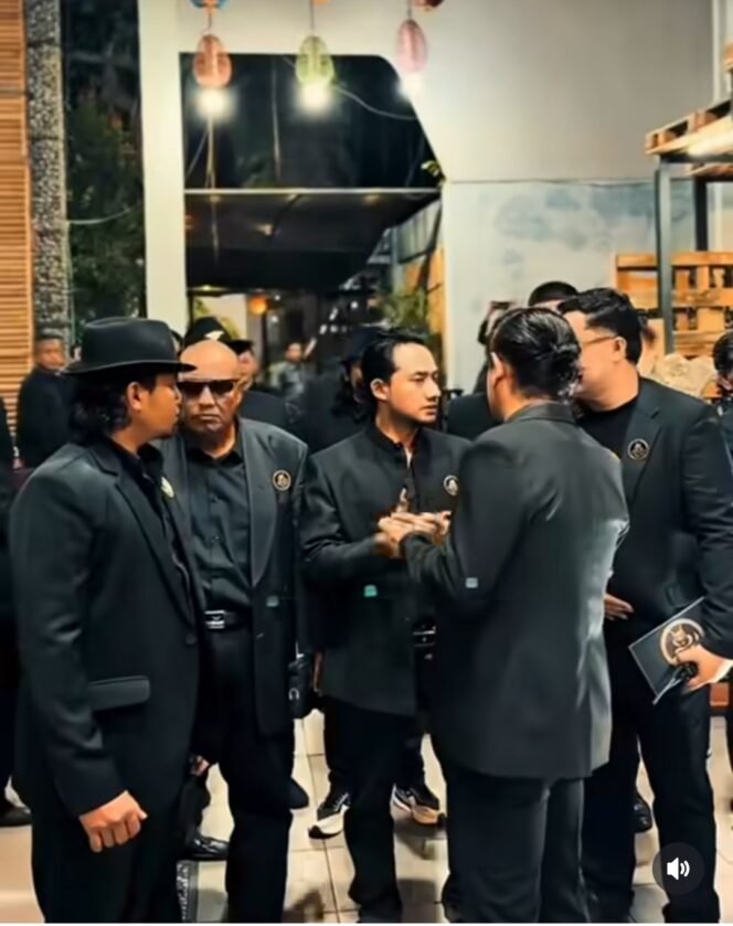 
					Suasananya bisa bikin hati keder. Hampir semua tamu termasuk tuan rumah Gus Thuba, melaksanakan hajatan deklarasi berdirinya ormas bernama Yakusa Meneges, Sabtu malam 9 Mei 2026, di Bukit Daun & Resort, Kediri. Foto: ist