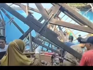 Bagunan ruang kelas MIM, di Karanganyar, Srage, Jawa Tengah, roboh, Selasa pagi 12 Mei 2026, saat jam pelajaran. Insiden ini menyebabkan satu guru dan tujuh pelajar lukaluka. Foto: ist