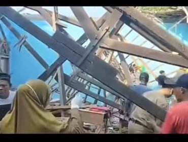 Bagunan ruang kelas MIM, di Karanganyar, Srage, Jawa Tengah, roboh, Selasa pagi 12 Mei 2026, saat jam pelajaran. Insiden ini menyebabkan satu guru dan tujuh pelajar lukaluka. Foto: ist