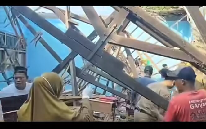 
					Bagunan ruang kelas MIM, di Karanganyar, Srage, Jawa Tengah, roboh, Selasa pagi 12 Mei 2026, saat jam pelajaran. Insiden ini menyebabkan satu guru dan tujuh pelajar lukaluka. Foto: ist