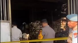 Bukan sekadar kebakaran biasa, polisi langsung melakukan olh tempat kejadian perkar di sebuah toko grosir sncak di Diwek, Jombang, terbakar hebat, Rabu dinihari, 13 Mei 2026. Foto: instagram@jombang_infornasi