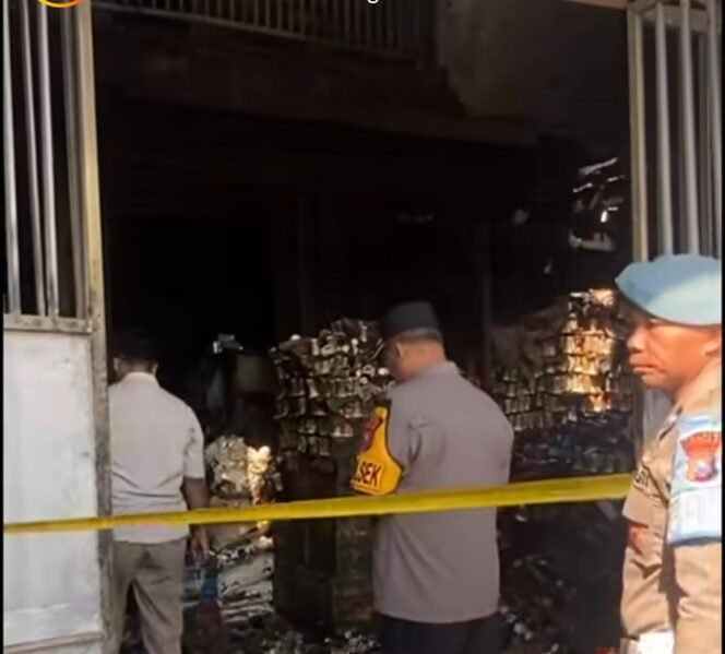 
					Bukan sekadar kebakaran biasa, polisi langsung melakukan olh tempat kejadian perkar di sebuah toko grosir sncak di Diwek, Jombang, terbakar hebat, Rabu dinihari, 13 Mei 2026. Foto: instagram@jombang_infornasi