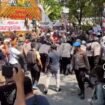 Ribuan massa AMPB Pati menggelar unjukrasa di mapolres. Mereka menunut Kapores Pati dicopot dari jabatan. Foto: ist