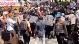 Ribuan massa AMPB Pati menggelar unjukrasa di mapolres. Mereka menunut Kapores Pati dicopot dari jabatan. Foto: ist