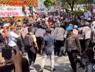 Ribuan massa AMPB Pati menggelar unjukrasa di mapolres. Mereka menunut Kapores Pati dicopot dari jabatan. Foto: ist