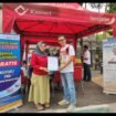 Warga memanfaatkan pos layanan pembuatan Nomor Izin Berusaha (Gratis) di depan pintu kantor pemkab Jombang, saat car free day (CFD) Minggu, 17 Mei 2026. Foto: diskominfo jombang
