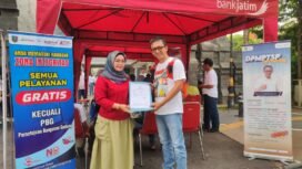 Warga memanfaatkan pos layanan pembuatan Nomor Izin Berusaha (Gratis) di depan pintu kantor pemkab Jombang, saat car free day (CFD) Minggu, 17 Mei 2026. Foto: diskominfo jombang