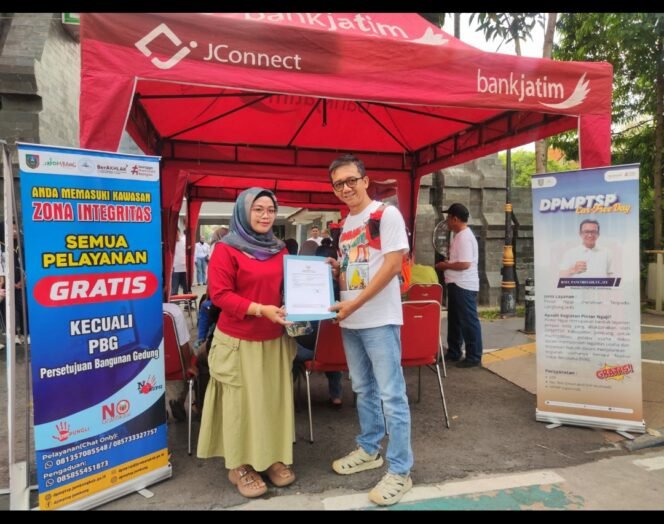 
					Warga memanfaatkan pos layanan pembuatan Nomor Izin Berusaha (Gratis) di depan pintu kantor pemkab Jombang, saat car free day (CFD) Minggu, 17 Mei 2026. Foto: diskominfo jombang