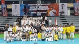 Atlet DKKI foto bersama
dengan Ketua Umum DKKI, Tunggul Aryo Wibowo dan Ketua Dewan Guru DKKI, setelah acara Kejuaraan IBKO 1st All Kyokushin Indonesia, Sabtu (16/5/2026). Foto: ist
