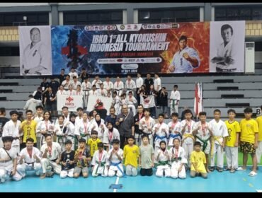 Atlet DKKI foto bersama
dengan Ketua Umum DKKI, Tunggul Aryo Wibowo dan Ketua Dewan Guru DKKI, setelah acara Kejuaraan IBKO 1st All Kyokushin Indonesia, Sabtu (16/5/2026). Foto: ist
