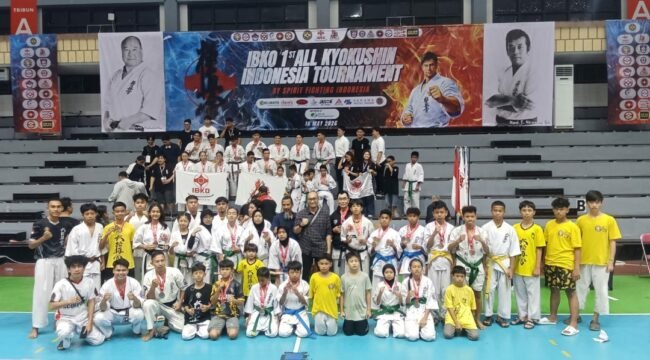 Atlet DKKI foto bersama
dengan Ketua Umum DKKI, Tunggul Aryo Wibowo dan Ketua Dewan Guru DKKI, setelah acara Kejuaraan IBKO 1st All Kyokushin Indonesia, Sabtu (16/5/2026). Foto: ist