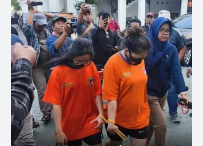 
					Lisa Andriana dan Naily, bekerja sama dengan Agus Pranoto, menyekap dan menguras harta kekayaan kakek Kusnadi, 80, di Surabaya. Foto: ist