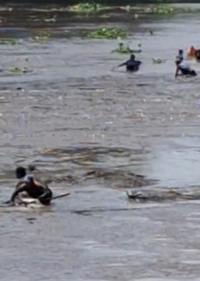 
					Puluhan warga turun ke sungai Brantas untuk menangkap ikan, pasca flushing (pelepasan air) di waduk PLTA Wlingi, Senin 18 Mei  2026. Tiga warga terseret arus, dua selamat dan satu orang hilanf. Foto: ist