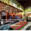 Sebanyak 50 bhiksu tudong (berjalan kaki) sampai di Jombang, mendapat sambutan meriah warga dan pemerintah Pemkab Jombang, Selasa 19 Mei 2926. Foto: ist