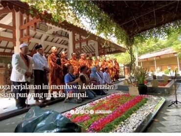 Sebanyak 50 bhiksu tudong (berjalan kaki) sampai di Jombang, mendapat sambutan meriah warga dan pemerintah Pemkab Jombang, Selasa 19 Mei 2926. Foto: ist