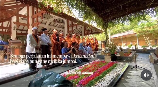 Sebanyak 50 bhiksu tudong (berjalan kaki) sampai di Jombang, mendapat sambutan meriah warga dan pemerintah Pemkab Jombang, Selasa 19 Mei 2926. Foto: ist
