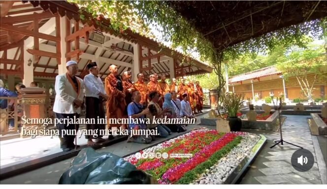 
					Sebanyak 50 bhiksu tudong (berjalan kaki) sampai di Jombang, mendapat sambutan meriah warga dan pemerintah Pemkab Jombang, Selasa 19 Mei 2926. Foto: ist