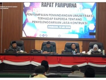 Rapat pembahasan dan pandangan umum fraksi di DPRD Jombabg, membahas raperda tentang Konstruksi dan Bangunan, Senin 18 Mei 2026. Foto: dord_jombang