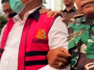 Petugas Kejaksaan Pasuruan, Rabu 20 Mei 2026, menahan tokoh masyrakat Gus Rofi'i diduga terkait kasus korupsi dana PKBM Rp 606 juta. Foto: ist