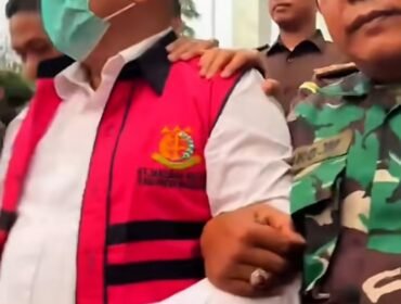Petugas Kejaksaan Pasuruan, Rabu 20 Mei 2026, menahan tokoh masyrakat Gus Rofi'i diduga terkait kasus korupsi dana PKBM Rp 606 juta. Foto: ist