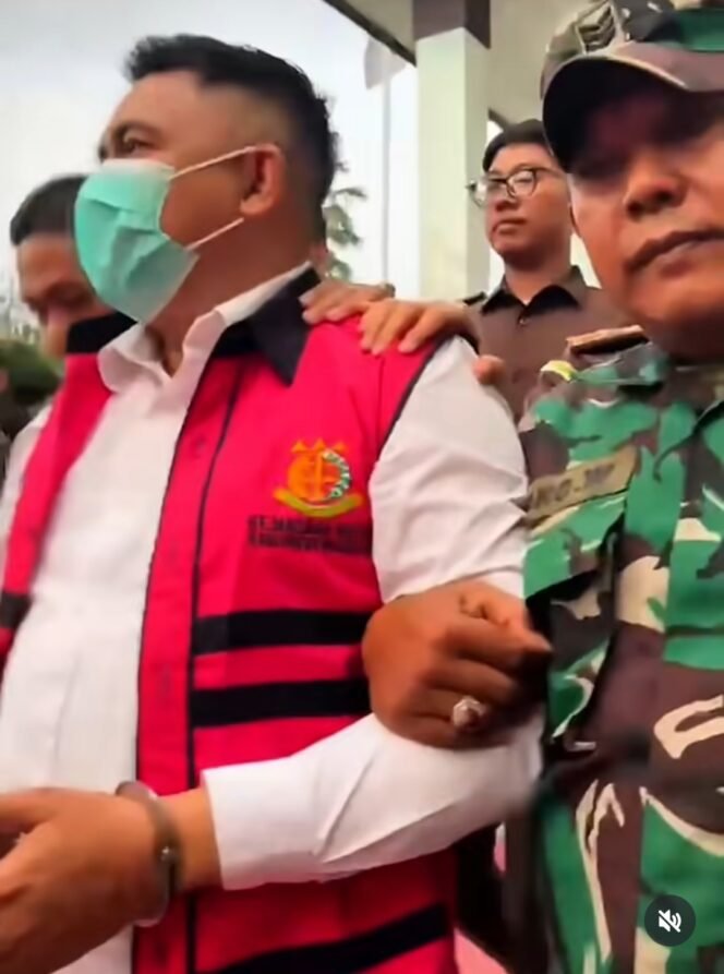 
					Petugas Kejaksaan Pasuruan, Rabu 20 Mei 2026, menahan tokoh masyrakat Gus Rofi'i diduga terkait kasus korupsi dana PKBM Rp 606 juta. Foto: ist