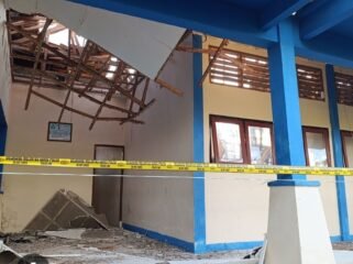 Atap ruang kelas SMA 7 Matatam, NTT  ambrol, menyebabkan empat siswa lukaluka, Selasa, 19 Mei 2026. Fito: ist
